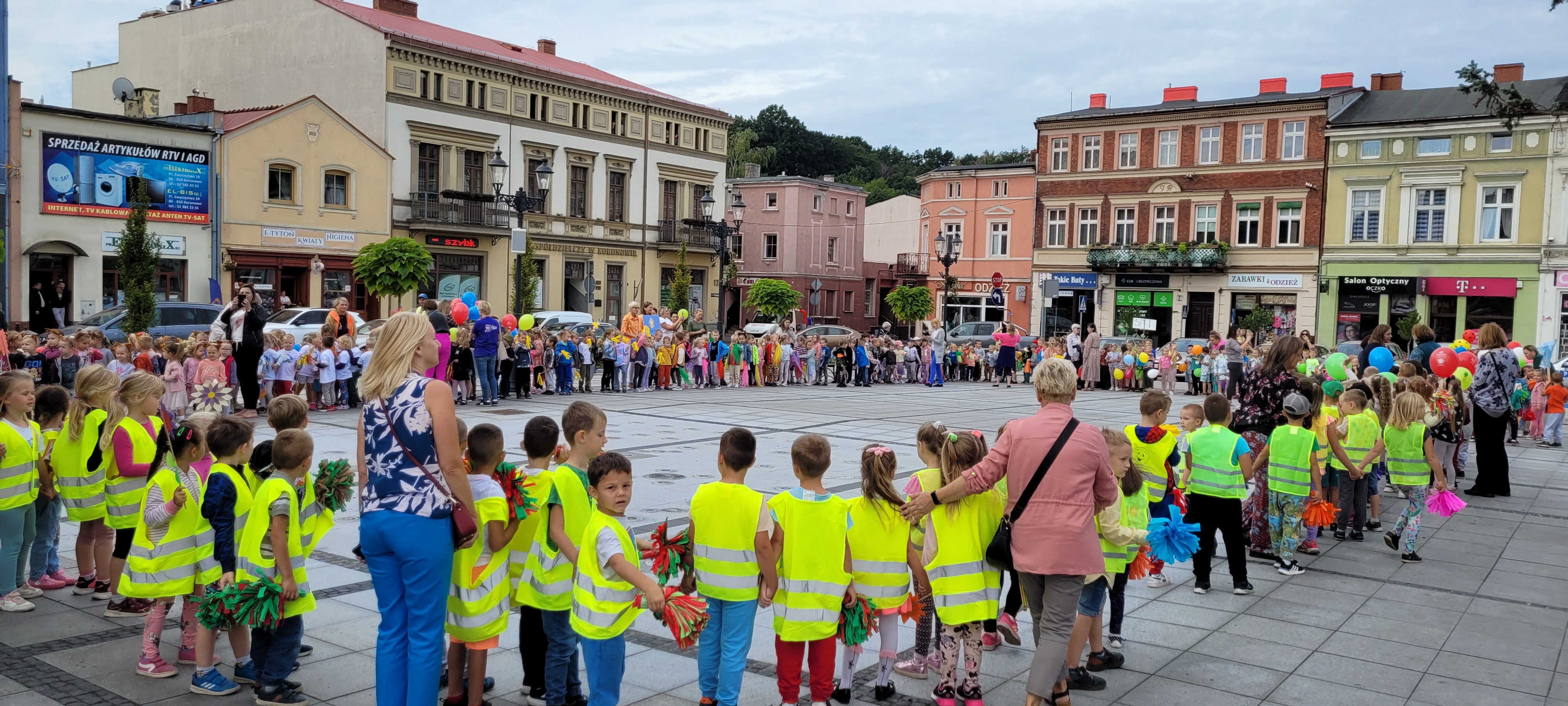 dzieci zgomadzone na rynku