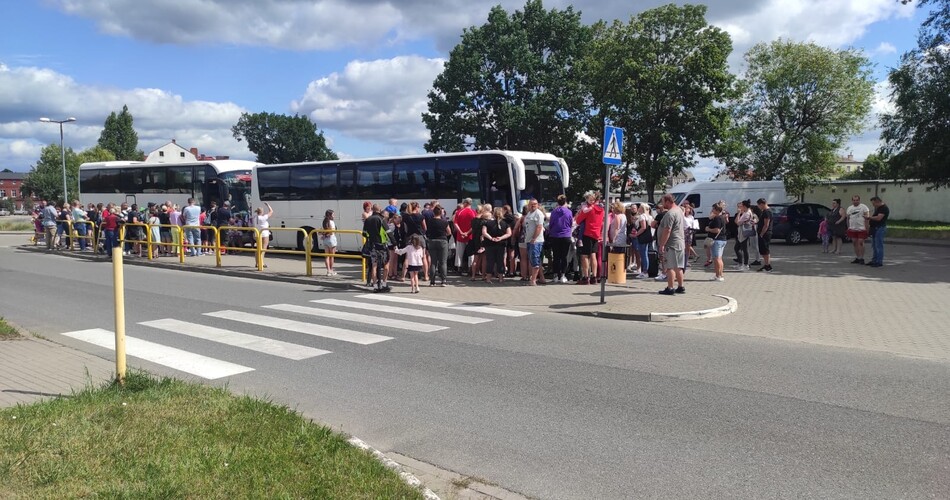 zdjecie dzieci kolo autobusu