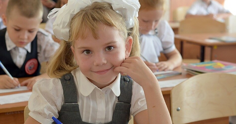dziewczynka w szkole