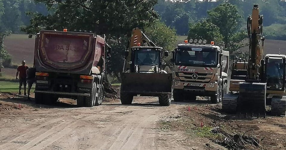 samochody na drodze gminnej do kadzionki