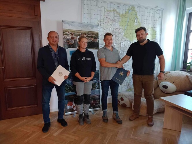 burmistrz podpisal umowe