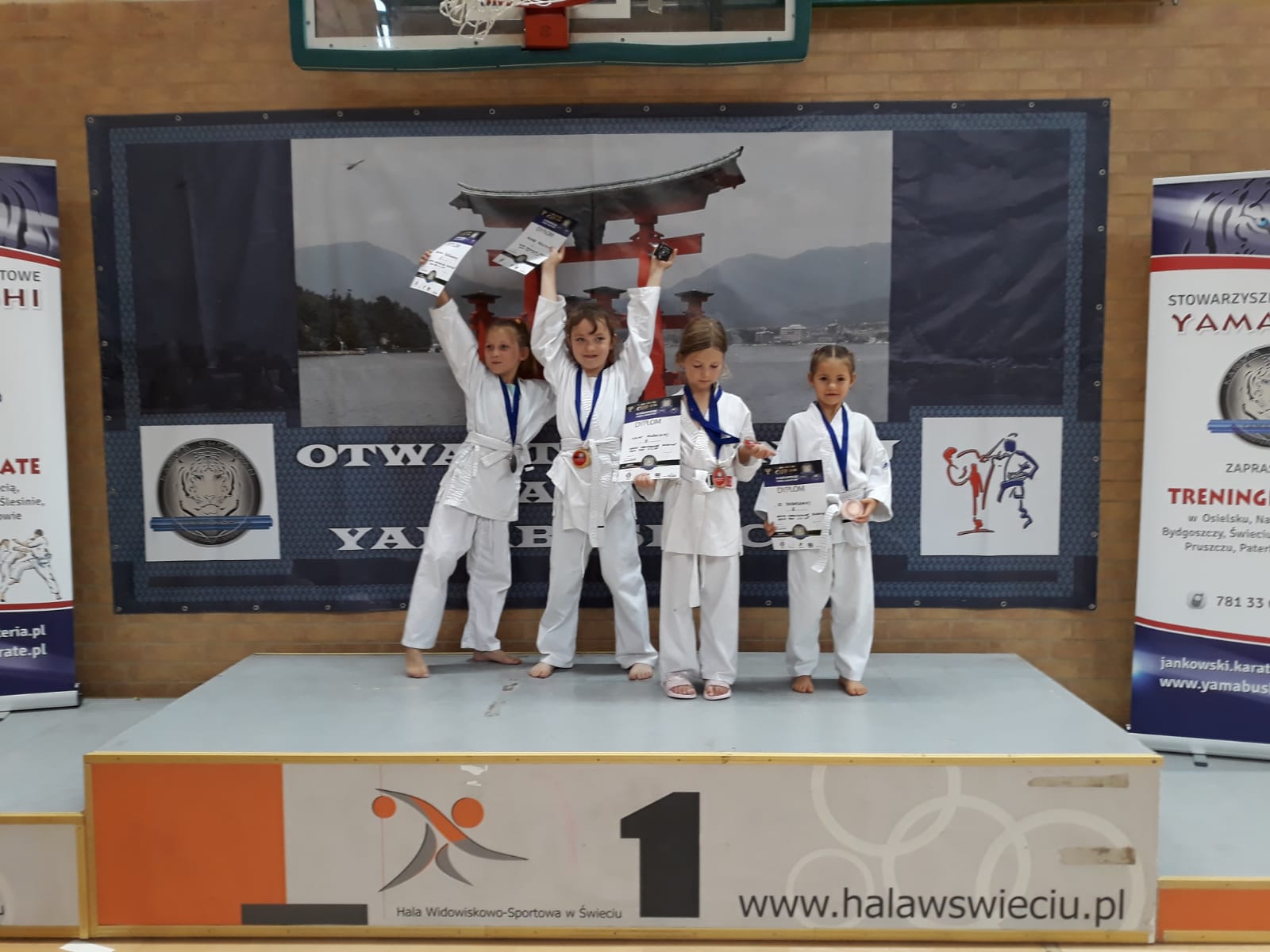 cztery dziewczynki karate z medalami i dyplomami 